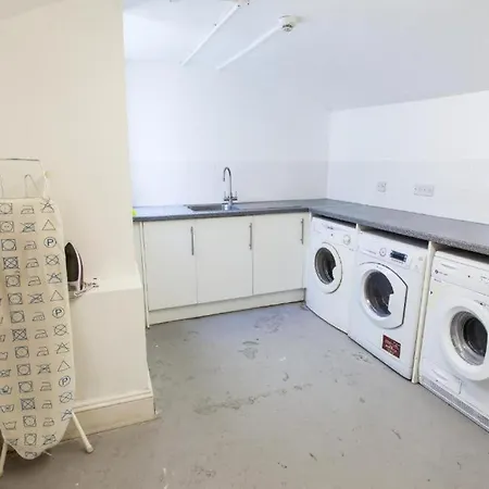 No 13 Georgian Shared House - By Clifton Short Lets