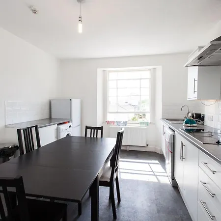 No 13 Georgian Shared House - By Clifton Short Lets