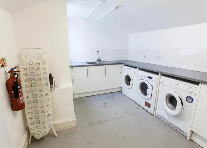 No 13 Georgian Shared House - By Clifton Short Lets