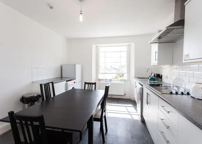 No 13 Georgian Shared House - By Clifton Short Lets